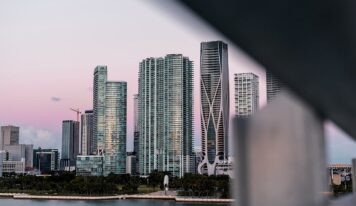 Imóveis de luxo e demanda corporativa aquecem mercado imobiliário de Miami em 2024