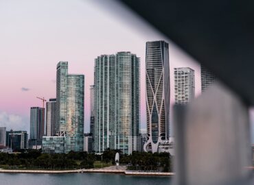 Imóveis de luxo e demanda corporativa aquecem mercado imobiliário de Miami em 2024